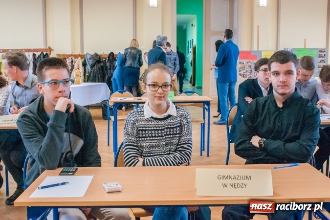Zdjęcie w galerii na portalu naszraciborz.pl: Gimnazjaliści z Kuźni Raciborskiej zwycięzcami VII Powiatowego Konkursu Wiedzy Ekonomicznej wiadomości z regionu