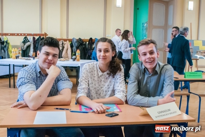 Zdjęcie w galerii na portalu naszraciborz.pl: Gimnazjaliści z Kuźni Raciborskiej zwycięzcami VII Powiatowego Konkursu Wiedzy Ekonomicznej wiadomości z regionu