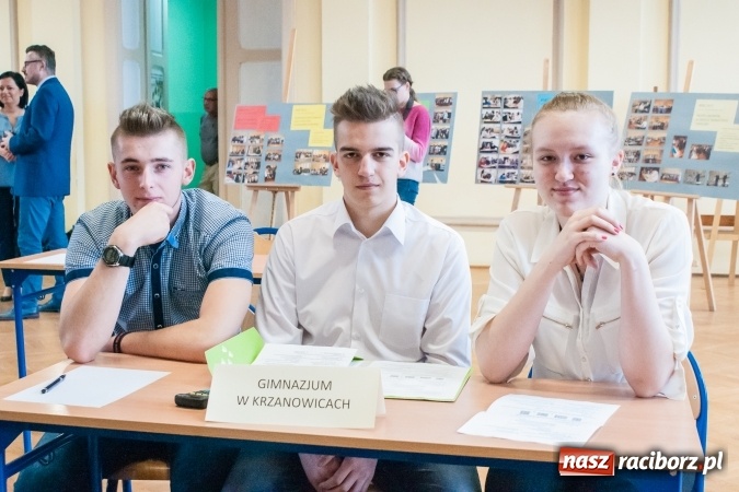Zdjęcie w galerii na portalu naszraciborz.pl: Gimnazjaliści z Kuźni Raciborskiej zwycięzcami VII Powiatowego Konkursu Wiedzy Ekonomicznej wiadomości z regionu