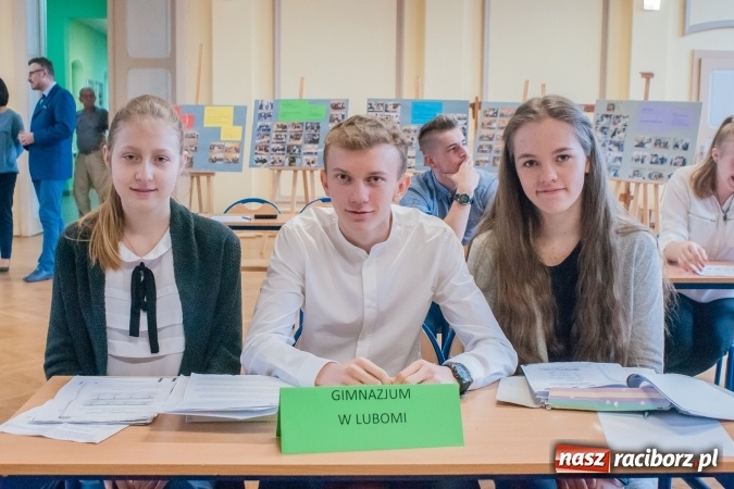 Zdjęcie w galerii na portalu naszraciborz.pl: Gimnazjaliści z Kuźni Raciborskiej zwycięzcami VII Powiatowego Konkursu Wiedzy Ekonomicznej wiadomości z regionu