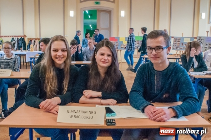 Zdjęcie w galerii na portalu naszraciborz.pl: Gimnazjaliści z Kuźni Raciborskiej zwycięzcami VII Powiatowego Konkursu Wiedzy Ekonomicznej wiadomości z regionu