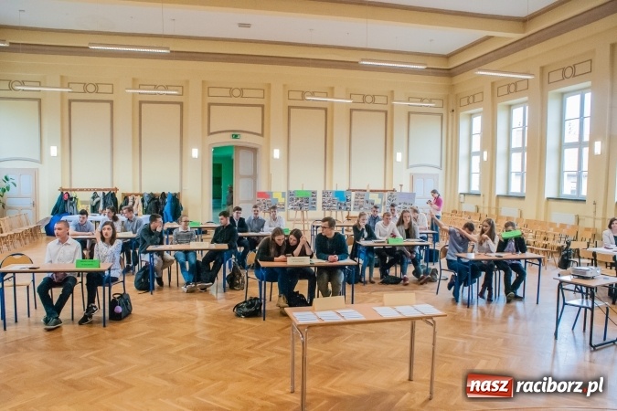 Zdjęcie w galerii na portalu naszraciborz.pl: Gimnazjaliści z Kuźni Raciborskiej zwycięzcami VII Powiatowego Konkursu Wiedzy Ekonomicznej wiadomości z regionu