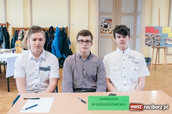 Zdjęcie w galerii na portalu naszraciborz.pl: Gimnazjaliści z Kuźni Raciborskiej zwycięzcami VII Powiatowego Konkursu Wiedzy Ekonomicznej wiadomości z regionu