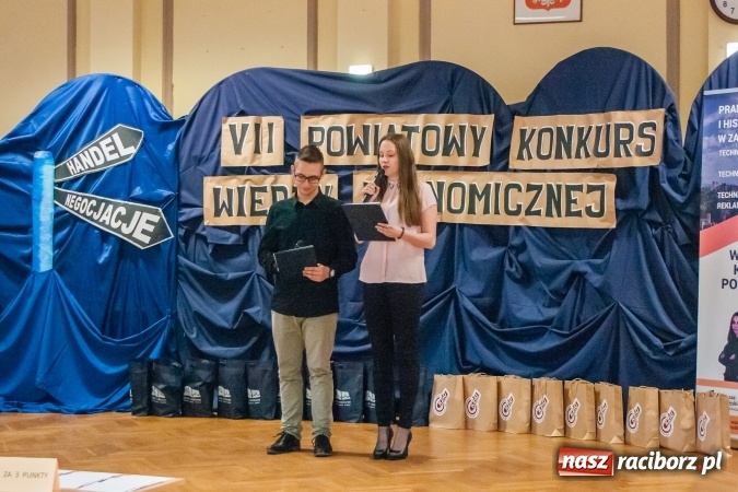 Zdjęcie w galerii na portalu naszraciborz.pl: Gimnazjaliści z Kuźni Raciborskiej zwycięzcami VII Powiatowego Konkursu Wiedzy Ekonomicznej wiadomości z regionu