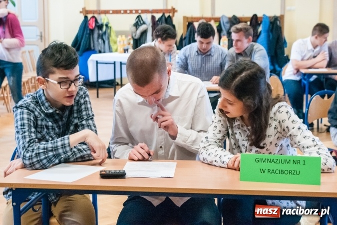 Zdjęcie w galerii na portalu naszraciborz.pl: Gimnazjaliści z Kuźni Raciborskiej zwycięzcami VII Powiatowego Konkursu Wiedzy Ekonomicznej wiadomości z regionu