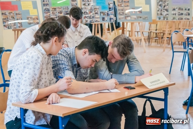 Zdjęcie w galerii na portalu naszraciborz.pl: Gimnazjaliści z Kuźni Raciborskiej zwycięzcami VII Powiatowego Konkursu Wiedzy Ekonomicznej wiadomości z regionu