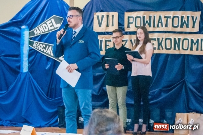 Zdjęcie w galerii na portalu naszraciborz.pl: Gimnazjaliści z Kuźni Raciborskiej zwycięzcami VII Powiatowego Konkursu Wiedzy Ekonomicznej wiadomości z regionu