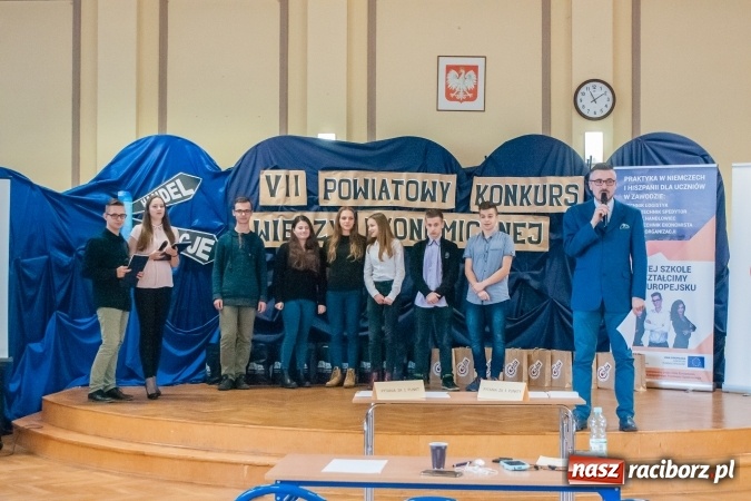 Zdjęcie w galerii na portalu naszraciborz.pl: Gimnazjaliści z Kuźni Raciborskiej zwycięzcami VII Powiatowego Konkursu Wiedzy Ekonomicznej wiadomości z regionu