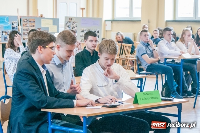 Zdjęcie w galerii na portalu naszraciborz.pl: Gimnazjaliści z Kuźni Raciborskiej zwycięzcami VII Powiatowego Konkursu Wiedzy Ekonomicznej wiadomości z regionu