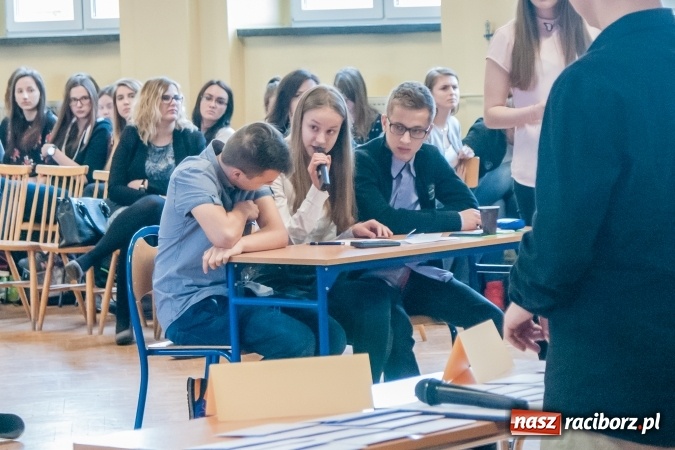 Zdjęcie w galerii na portalu naszraciborz.pl: Gimnazjaliści z Kuźni Raciborskiej zwycięzcami VII Powiatowego Konkursu Wiedzy Ekonomicznej wiadomości z regionu