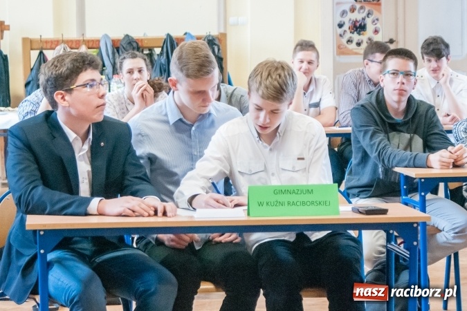 Zdjęcie w galerii na portalu naszraciborz.pl: Gimnazjaliści z Kuźni Raciborskiej zwycięzcami VII Powiatowego Konkursu Wiedzy Ekonomicznej wiadomości z regionu