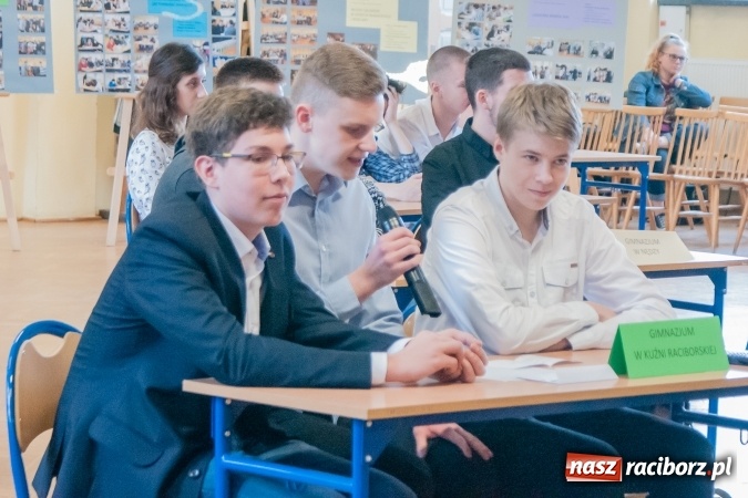 Zdjęcie w galerii na portalu naszraciborz.pl: Gimnazjaliści z Kuźni Raciborskiej zwycięzcami VII Powiatowego Konkursu Wiedzy Ekonomicznej wiadomości z regionu