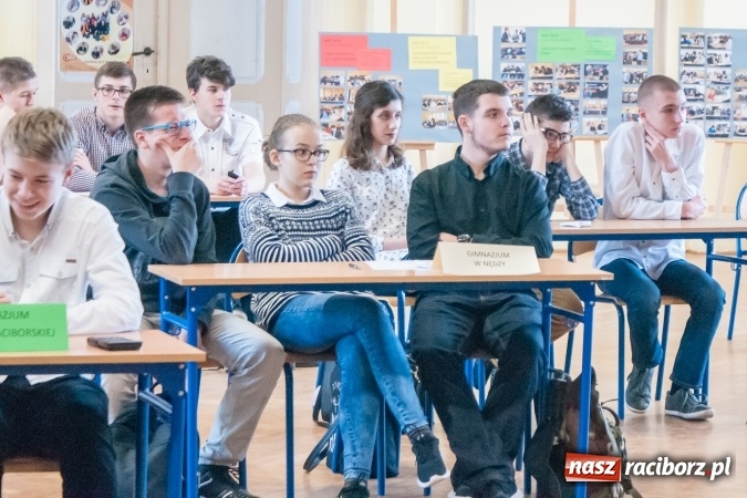 Zdjęcie w galerii na portalu naszraciborz.pl: Gimnazjaliści z Kuźni Raciborskiej zwycięzcami VII Powiatowego Konkursu Wiedzy Ekonomicznej wiadomości z regionu
