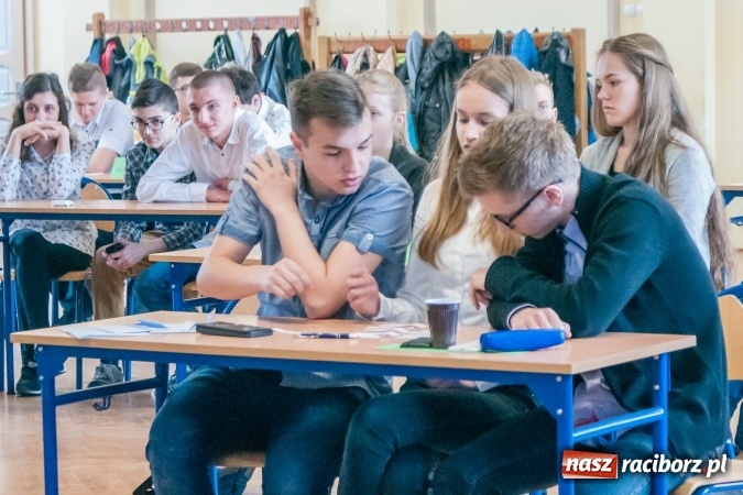 Zdjęcie w galerii na portalu naszraciborz.pl: Gimnazjaliści z Kuźni Raciborskiej zwycięzcami VII Powiatowego Konkursu Wiedzy Ekonomicznej wiadomości z regionu