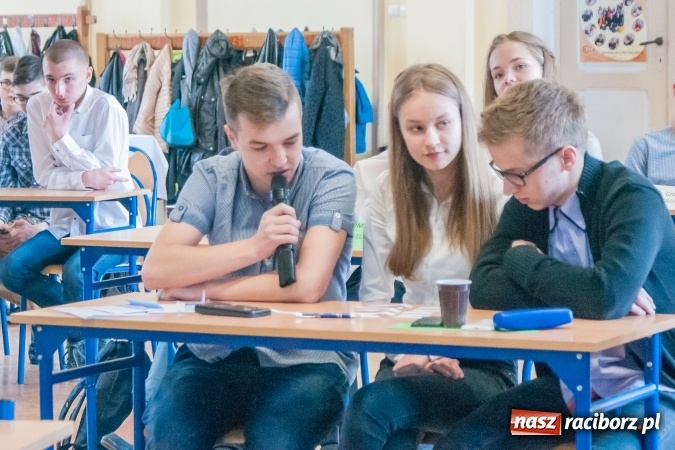 Zdjęcie w galerii na portalu naszraciborz.pl: Gimnazjaliści z Kuźni Raciborskiej zwycięzcami VII Powiatowego Konkursu Wiedzy Ekonomicznej wiadomości z regionu