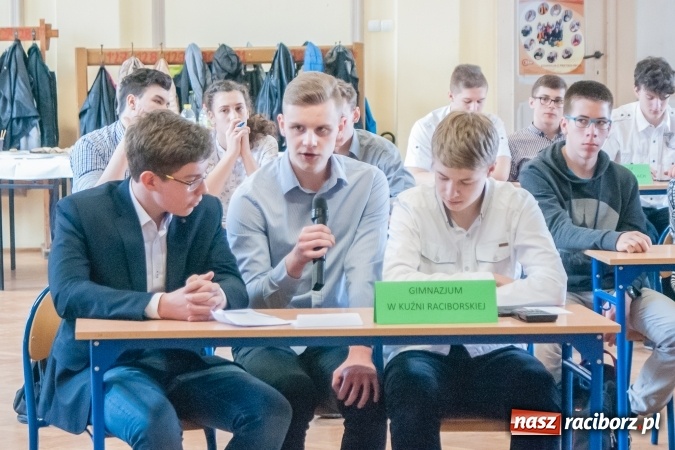 Zdjęcie w galerii na portalu naszraciborz.pl: Gimnazjaliści z Kuźni Raciborskiej zwycięzcami VII Powiatowego Konkursu Wiedzy Ekonomicznej wiadomości z regionu