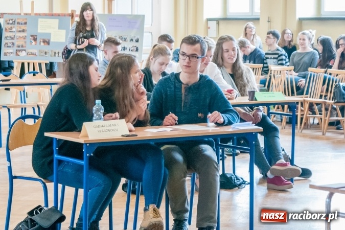 Zdjęcie w galerii na portalu naszraciborz.pl: Gimnazjaliści z Kuźni Raciborskiej zwycięzcami VII Powiatowego Konkursu Wiedzy Ekonomicznej wiadomości z regionu