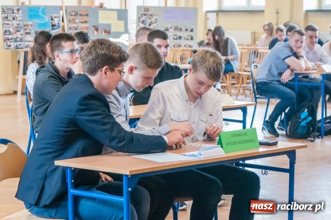 Zdjęcie w galerii na portalu naszraciborz.pl: Gimnazjaliści z Kuźni Raciborskiej zwycięzcami VII Powiatowego Konkursu Wiedzy Ekonomicznej wiadomości z regionu