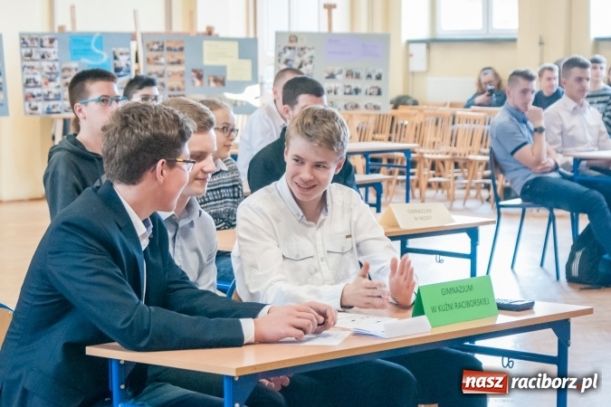 Zdjęcie w galerii na portalu naszraciborz.pl: Gimnazjaliści z Kuźni Raciborskiej zwycięzcami VII Powiatowego Konkursu Wiedzy Ekonomicznej wiadomości z regionu