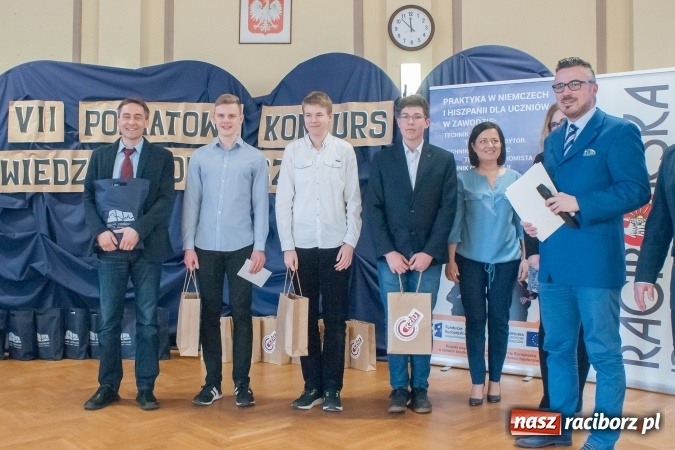 Zdjęcie w galerii na portalu naszraciborz.pl: Gimnazjaliści z Kuźni Raciborskiej zwycięzcami VII Powiatowego Konkursu Wiedzy Ekonomicznej wiadomości z regionu