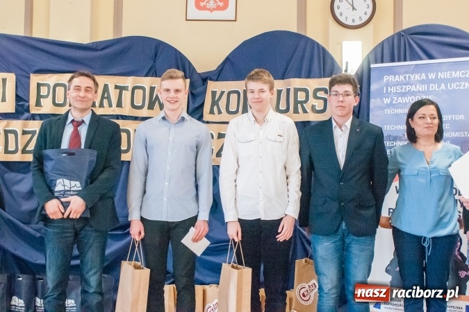 Zdjęcie w galerii na portalu naszraciborz.pl: Gimnazjaliści z Kuźni Raciborskiej zwycięzcami VII Powiatowego Konkursu Wiedzy Ekonomicznej wiadomości z regionu