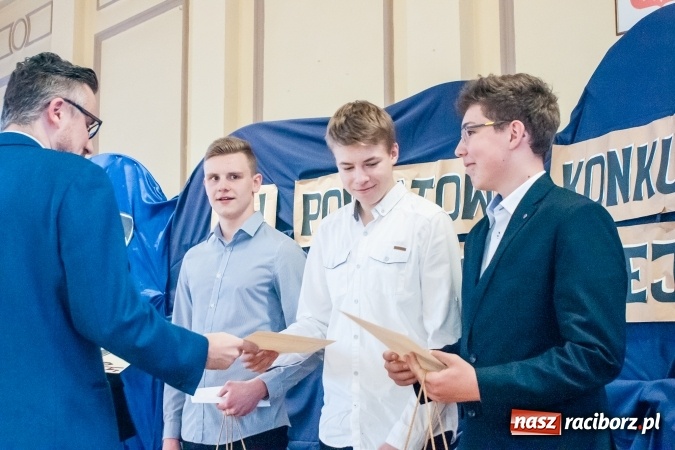 Zdjęcie w galerii na portalu naszraciborz.pl: Gimnazjaliści z Kuźni Raciborskiej zwycięzcami VII Powiatowego Konkursu Wiedzy Ekonomicznej wiadomości z regionu