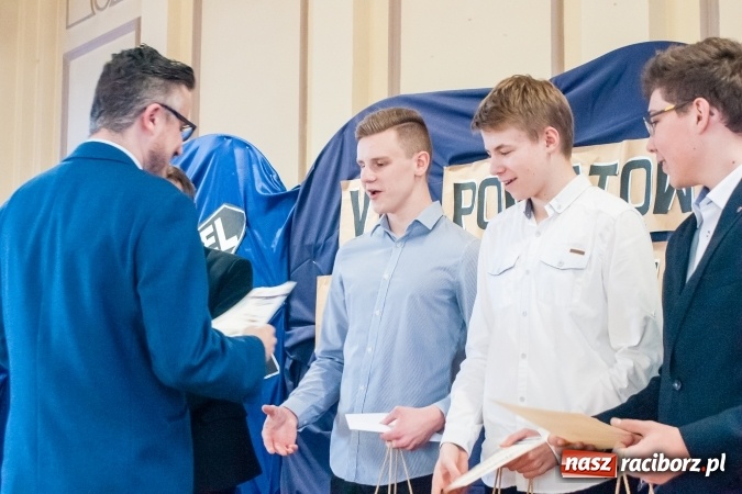 Zdjęcie w galerii na portalu naszraciborz.pl: Gimnazjaliści z Kuźni Raciborskiej zwycięzcami VII Powiatowego Konkursu Wiedzy Ekonomicznej wiadomości z regionu