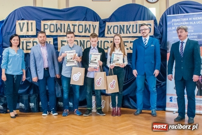 Zdjęcie w galerii na portalu naszraciborz.pl: Gimnazjaliści z Kuźni Raciborskiej zwycięzcami VII Powiatowego Konkursu Wiedzy Ekonomicznej wiadomości z regionu