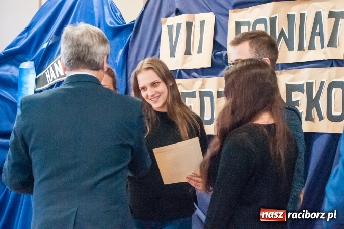 Zdjęcie w galerii na portalu naszraciborz.pl: Gimnazjaliści z Kuźni Raciborskiej zwycięzcami VII Powiatowego Konkursu Wiedzy Ekonomicznej wiadomości z regionu