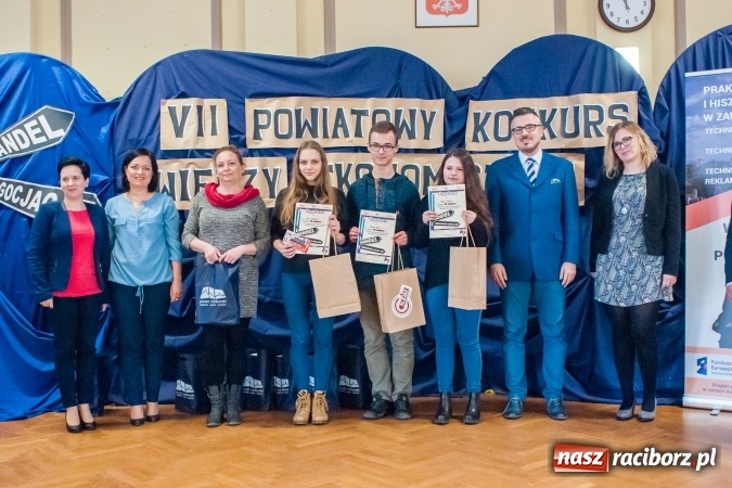 Zdjęcie w galerii na portalu naszraciborz.pl: Gimnazjaliści z Kuźni Raciborskiej zwycięzcami VII Powiatowego Konkursu Wiedzy Ekonomicznej wiadomości z regionu