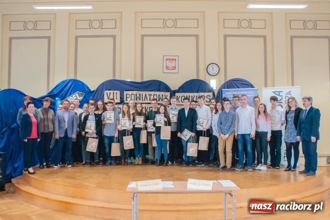Zdjęcie w galerii na portalu naszraciborz.pl: Gimnazjaliści z Kuźni Raciborskiej zwycięzcami VII Powiatowego Konkursu Wiedzy Ekonomicznej wiadomości z regionu