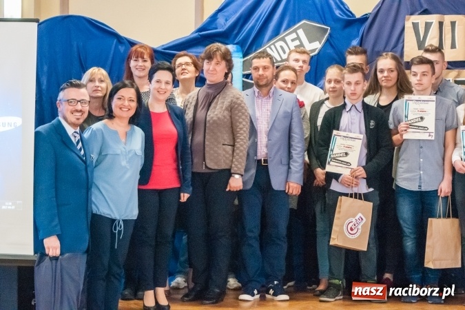 Zdjęcie w galerii na portalu naszraciborz.pl: Gimnazjaliści z Kuźni Raciborskiej zwycięzcami VII Powiatowego Konkursu Wiedzy Ekonomicznej wiadomości z regionu