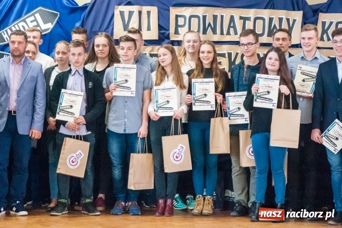 Zdjęcie w galerii na portalu naszraciborz.pl: Gimnazjaliści z Kuźni Raciborskiej zwycięzcami VII Powiatowego Konkursu Wiedzy Ekonomicznej wiadomości z regionu