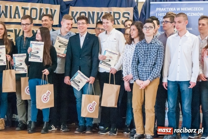 Zdjęcie w galerii na portalu naszraciborz.pl: Gimnazjaliści z Kuźni Raciborskiej zwycięzcami VII Powiatowego Konkursu Wiedzy Ekonomicznej wiadomości z regionu
