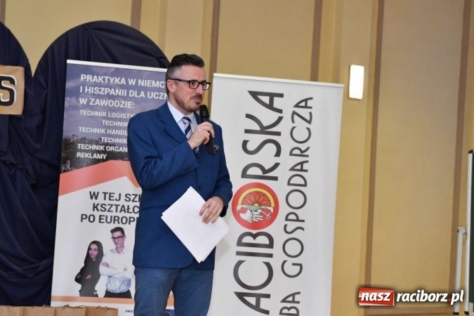Zdjęcie w galerii na portalu naszraciborz.pl: Gimnazjaliści z Kuźni Raciborskiej zwycięzcami VII Powiatowego Konkursu Wiedzy Ekonomicznej wiadomości z regionu