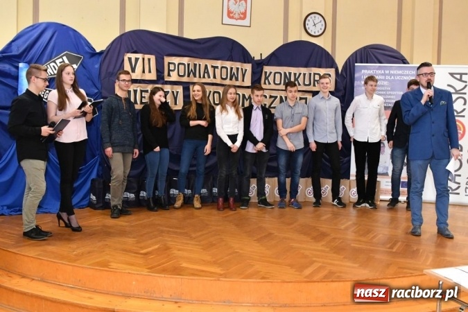Zdjęcie w galerii na portalu naszraciborz.pl: Gimnazjaliści z Kuźni Raciborskiej zwycięzcami VII Powiatowego Konkursu Wiedzy Ekonomicznej wiadomości z regionu