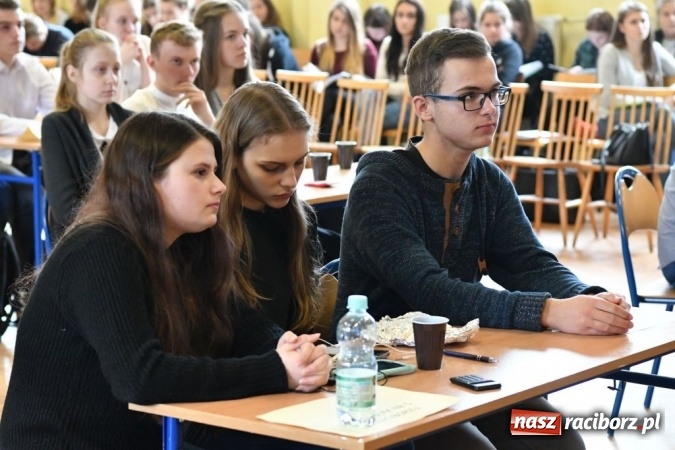 Zdjęcie w galerii na portalu naszraciborz.pl: Gimnazjaliści z Kuźni Raciborskiej zwycięzcami VII Powiatowego Konkursu Wiedzy Ekonomicznej wiadomości z regionu