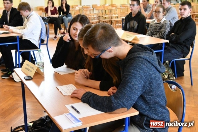 Zdjęcie w galerii na portalu naszraciborz.pl: Gimnazjaliści z Kuźni Raciborskiej zwycięzcami VII Powiatowego Konkursu Wiedzy Ekonomicznej wiadomości z regionu