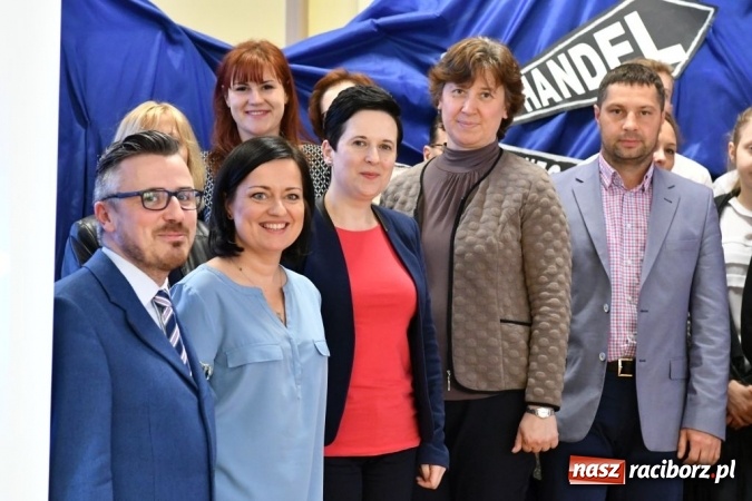 Zdjęcie w galerii na portalu naszraciborz.pl: Gimnazjaliści z Kuźni Raciborskiej zwycięzcami VII Powiatowego Konkursu Wiedzy Ekonomicznej wiadomości z regionu