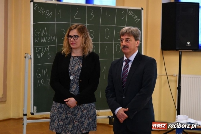 Zdjęcie w galerii na portalu naszraciborz.pl: Gimnazjaliści z Kuźni Raciborskiej zwycięzcami VII Powiatowego Konkursu Wiedzy Ekonomicznej wiadomości z regionu