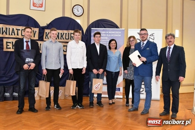 Zdjęcie w galerii na portalu naszraciborz.pl: Gimnazjaliści z Kuźni Raciborskiej zwycięzcami VII Powiatowego Konkursu Wiedzy Ekonomicznej wiadomości z regionu