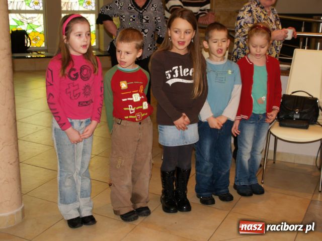 Zdjęcie w galerii na portalu naszraciborz.pl: Najmłodsi życzyli większej emerytury wiadomości z regionu