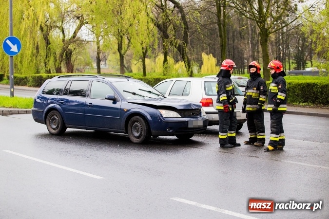 Zdjęcie w galerii na portalu naszraciborz.pl: Kolizja samochodów na Reymonta w Raciborzu wiadomości z regionu