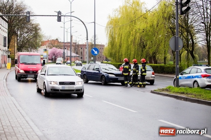 Zdjęcie w galerii na portalu naszraciborz.pl: Kolizja samochodów na Reymonta w Raciborzu wiadomości z regionu