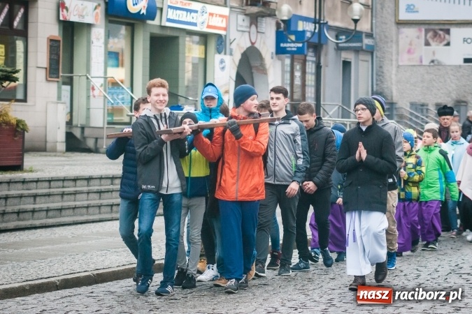 Zdjęcie w galerii na portalu naszraciborz.pl: Droga krzyżowa ulicami Raciborza wiadomości z regionu