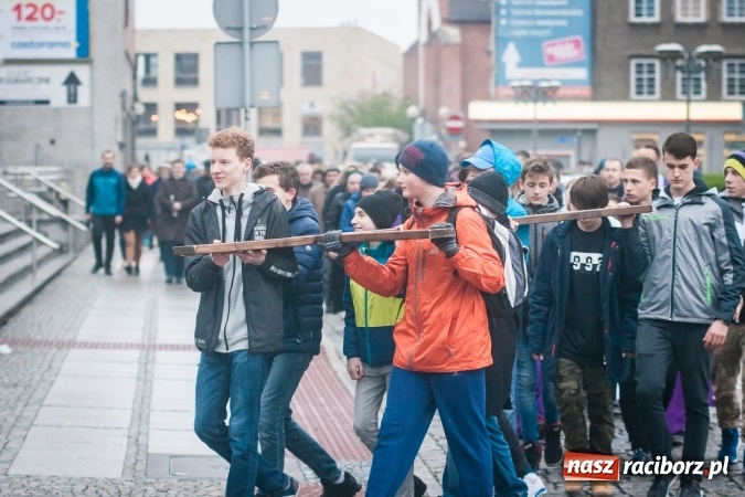 Zdjęcie w galerii na portalu naszraciborz.pl: Droga krzyżowa ulicami Raciborza wiadomości z regionu