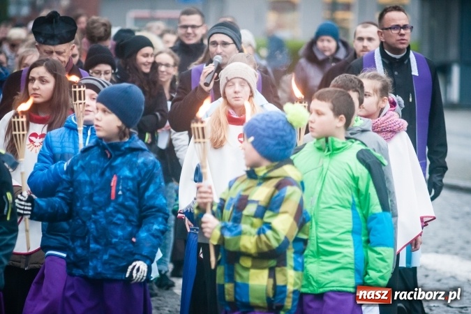 Zdjęcie w galerii na portalu naszraciborz.pl: Droga krzyżowa ulicami Raciborza wiadomości z regionu