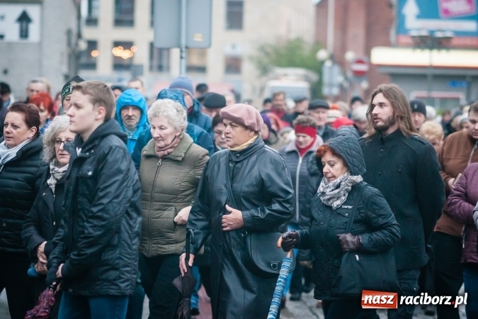 Zdjęcie w galerii na portalu naszraciborz.pl: Droga krzyżowa ulicami Raciborza wiadomości z regionu