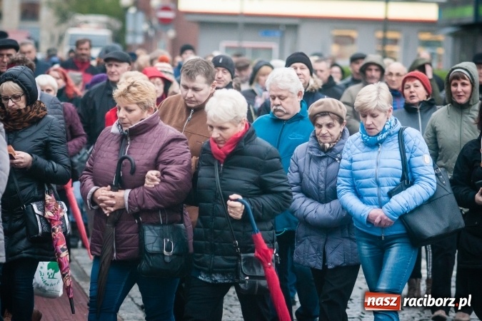 Zdjęcie w galerii na portalu naszraciborz.pl: Droga krzyżowa ulicami Raciborza wiadomości z regionu