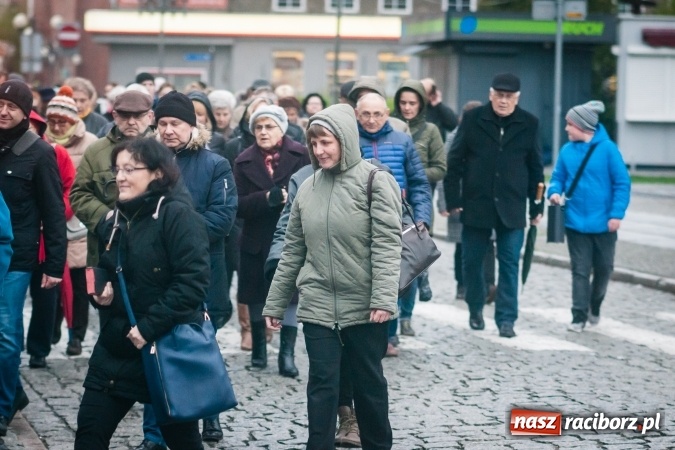 Zdjęcie w galerii na portalu naszraciborz.pl: Droga krzyżowa ulicami Raciborza wiadomości z regionu